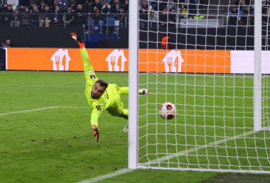 Hamburg, Almanya - 15 Şubat 2024: Marsilya kalecisi Pau Lopez, Almanya 'nın Hamburg kentinde oynanan Shakhtar Donetsk maçında bir gol kaçırdı.