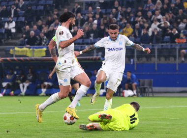 Hamburg, Almanya - 15 Şubat 2024: Samuel Gigot (L), Jonathan Clauss (C) ve Marsilyalı kaleci Pau Lopez, UEFA Avrupa Ligi maçında Shakhtar 'a karşı Volksparkstadion' da mücadele ettiler.