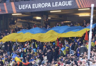 Hamburg, Almanya - 15 Şubat 2024: Ukraynalı taraftarlar, Almanya 'nın Hamburg kentindeki Volkspark Stadyumu' nda oynanan UEFA Avrupa Ligi maçı Shakhtar Donetsk v Marsilya maçında desteklerini gösterdiler