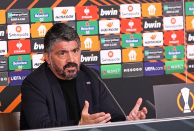 Hamburg, Almanya - 15 Şubat 2024: Marsilya teknik direktörü Gennaro Gattuso, Almanya 'nın Hamburg kentindeki Volkspark Stadyumu' nda oynanan UEFA Avrupa Ligi karşılaşması Shakhtar Donetsk - Marsilya maçından sonra basın toplantısına katıldı.