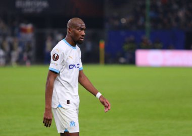 Hamburg, Almanya - 15 Şubat 2024: Marsilya 'nın orta saha oyuncusu Geoffrey Kondogbia, Almanya' nın Hamburg kentinde oynanan Shakhtar Donetsk maçında görüldü.