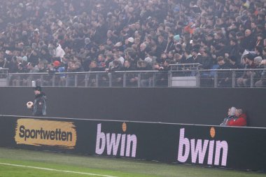 Hamburg, Almanya - 15 Şubat 2024: Bwin sponsor pankartı UEFA Avrupa Ligi 'nin Shakhtar v Marsilya maçı sırasında Hamburg' da Volksparkstadion 'da görüldü. bwin UEFA EL 'in resmi spor bahisçisi.