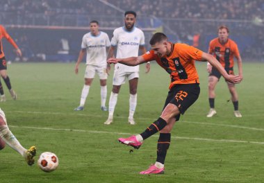 Hamburg, Almanya - 15 Şubat 2024: Shakhtar Donetsk 'li Mykola Matvienko, Almanya' nın Hamburg kentindeki Volkspark Stadyumu 'nda oynanan UEFA Avrupa Ligi maçında Marsilya' ya gol attı.
