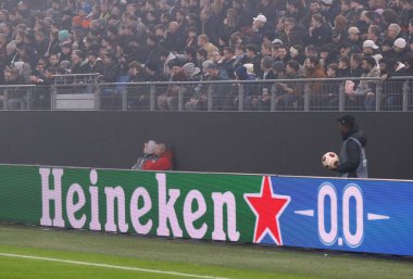 Hamburg, Almanya - 15 Şubat 2024: Heineken sponsor pankartı UEFA Avrupa Ligi 'nin Shakhtar v Marsilya maçı sırasında Hamburg' da Volksparkstadion 'da görüldü. Heineken 1994 'ten beri UEFA sponsorudur.