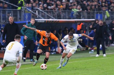 Hamburg, Almanya - 15 Şubat 2024: Shakhtar Donetsk 'li Oleksandr Zubkov (L), Hamburg' daki Volksparkstadion 'da oynanan UEFA Avrupa Ligi maçı sırasında Marsilyalı Amine Harit ile top için mücadele ediyor.