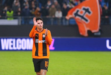 Hamburg, Almanya - 15 Şubat 2024: Shakhtar Donetsk 'li Georgiy Sudakov, Almanya' nın Hamburg kentindeki Volkspark Stadyumu 'nda oynanan UEFA Avrupa Ligi karşılaşması sonrasında Marsilya' ya teşekkür etti