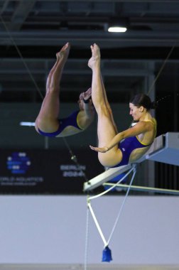 Berlin, Almanya - 23 Mart 2024: İspanya 'dan Ana CARVAJAL ve Valeria ANTOLINO Dünya Sucul Dalış Dünya Kupası 2024 Bayanlar Senkronize 10 metre Platformu Finali' nde dalmaya hazırlanıyor