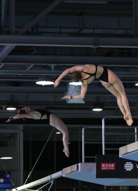 Berlin, Almanya - 23 Mart 2024: Kanadalı Kate MILLER ve Caeli Mcthe Women 's Synchronized 10 m Platform Final of the World Sucatics Diving World Cup 2024, Almanya