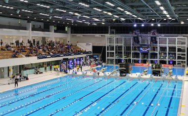 Berlin, Almanya - 22 Mart 2024: Dünya Sucul Dalış Dünya Kupası 2024 sırasında Berlin 'de Schwimm- & Sprunghalle im Europasportpark (SSE) arenasının panoramik görünümü