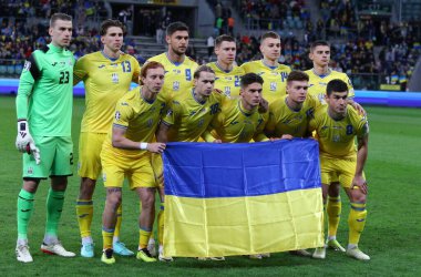 Wroclaw, Polonya - 26 Mart 2024: Ukrayna Milli Takımı Oyuncuları, Wroclaw, Polonya 'daki Tarczynski Arena' da oynanan UEFA EURO 2024 play-off maçı öncesinde grup fotoğrafı için poz verdi