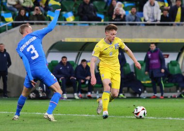 Wroclaw, Polonya - 26 Mart 2024: Ukrayna (R) 'dan Viktor Tsygankov, Wroclaw, Polonya' daki Tarczynski Arena 'da oynanan UEFA EURO 2024 play-off maçı sırasında saldırdı. Ukrayna 2-1 kazandı.