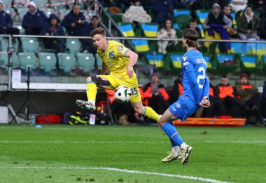 Wroclaw, Polonya - 26 Mart 2024: Ukraynalı Viktor Tsygankov, Wroclaw, Polonya 'daki Tarczynski Arena' da oynanan UEFA 2024 play-off maçı sırasında topa vuruyor. Ukrayna 2-1 kazandı.