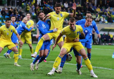 Wroclaw, Polonya - 26 Mart 2024: Ukrayna (Sarı) ve İzlandalı oyuncular Wroclaw 'daki Tarczynski Arena' da oynanan UEFA 2024 play-off maçı sırasında top için mücadele ediyorlar