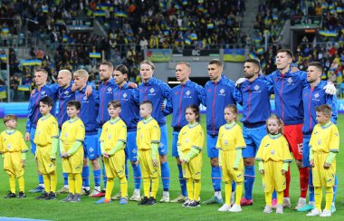 Wroclaw, Polonya - 26 Mart 2024: İzlanda Milli Takımı oyuncuları Wroclaw, Polonya 'daki Tarczynski Arena' da oynanan UEFA EURO 2024 play-off maçı öncesinde milli marşı dinlediler
