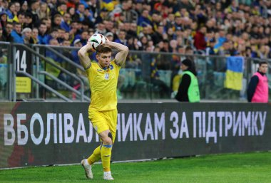 Wroclaw, Polonya - 26 Mart 2024: Ukraynalı Viktor Tsygankov, Wroclaw 'daki Tarczynski Arena' da oynanan UEFA EURO 2024 play-off maçında top attı. Ukrayna 2-1 kazandı.