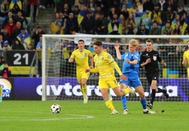 Wroclaw, Polonya - 26 Mart 2024: Ukraynalı Georgiy Sudakov (L), Wroclaw 'daki Tarczynski Arena' da oynanan UEFA 2024 play-off maçı sırasında İzlandalı Hakon Arnar Haraldsson ile top için mücadele ediyor.