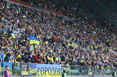 Wroclaw, Polonya - 26 Mart 2024: Wroclaw 'daki Tarczynski Arena Tribünleri UEFA EURO 2024 play-off maçı Ukrayna - İzlanda maçı sırasında Ukraynalı taraftarlarla dolup taştı