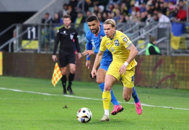 Wroclaw, Polonya - 26 Mart 2024: Ukraynalı Mykhailo Mudryk (R) Tarczynski Arena 'da oynanan UEFA 2024 play-off maçı sırasında İzlandalı Victor Palsson ile top için mücadele eder. Ukrayna 2-1 kazandı.