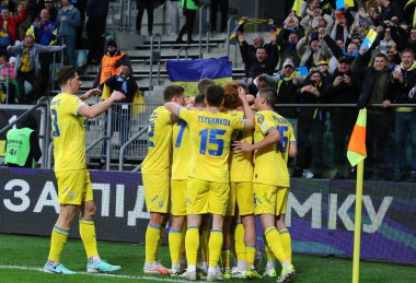 Wroclaw, Polonya - 26 Mart 2024: Ukraynalı oyuncular, Mykhailo Mudryk 'in Tarczynski Arena' da oynanan UEFA EURO 2024 play-off maçında attığı golü kutladılar. Ukrayna 2-1 kazandı.