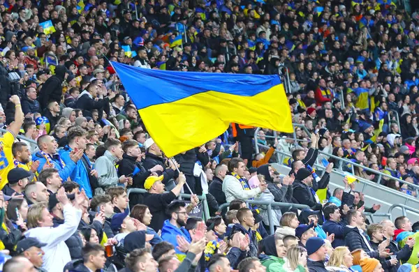 Wrocław Polska Marca 2024 Ukraińscy Kibice Flagami Wyrażają Swoje Poparcie Obrazek Stockowy