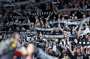 Berlin, Almanya - 4 Nisan 2024: Partizan Belgradlı taraftarlar, Berlin 'deki Uber Arena' da oynanan Türk Hava Yolları EuroLeague basketbol maçında ALBA Berlin 'e karşı verdikleri desteği gösterdiler