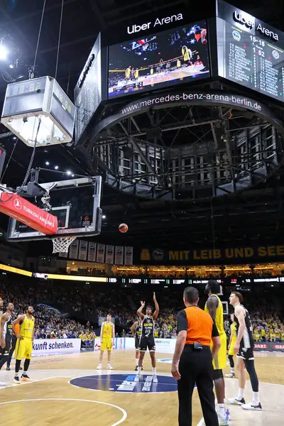 德国柏林 2024年4月4日 德国贝尔格莱德游击队的扎克 Zach Leday Partizan Belgrade 第2名 在柏林Uber Arena对Alba柏林的土耳其航空公司欧洲联赛篮球赛中投任意球 图库图片