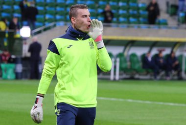 Wroclaw, Polonya - 26 Mart 2024: UEFA EURO 2024 play-off maçı öncesinde Polonya 'nın Wroclaw kentindeki Tarczynski Arena' da oynanan UEFA ısınma maçı sırasında kaleci Andriy Lunin görev başında