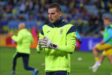 Wroclaw, Polonya - 26 Mart 2024: UEFA EURO 2024 play-off maçı öncesinde Polonya 'nın Wroclaw kentindeki Tarczynski Arena' da oynanan UEFA ısınma maçı sırasında kaleci Andriy Lunin görev başında