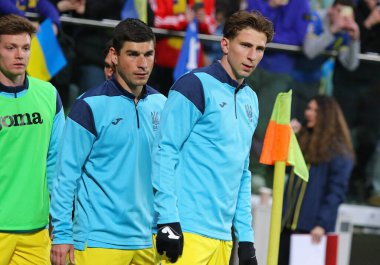 Wroclaw, Polonya - 26 Mart 2024: Viktor Tsygankov, Ruslan Malinovskyi ve Ukraynalı Illia Zabarnyi Wroclaw 'da oynanan UEFA EURO 2024 play-off maçı öncesinde ısındılar