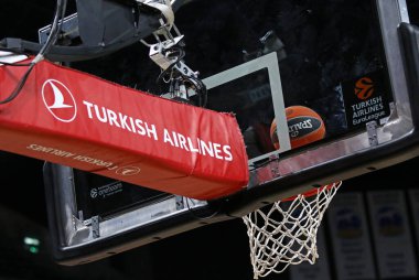 Berlin, Almanya - 4 Nisan 2024: Türk Hava Yolları EuroLeague maçı sırasında Berlin 'deki UBER arenasının basketbol sahasındaki Türk Havayolları EuroLeague logoları ALBA Berlin - Partizan