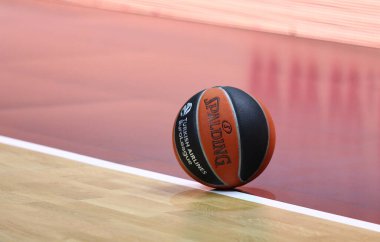 Berlin, Almanya - 4 Nisan 2024: Spalding, Türkiye Hava Yolları EuroLeague 'in resmi Maç Topu Berlin' deki Uber Arena parkesi üzerinde ALBA Berlin - Partizan Belgrad maçı sırasında görüldü