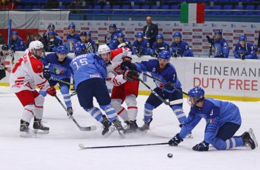Kyiv, Ukrayna - 12 Aralık 2019: Iihf 2020 Buz Hokeyi U20 Dünya Şampiyonası Div 1 Grubu B Grubu oyunu Polonya (kırmızı-beyaz forma) vs İtalya (mavi forma) Ukrayna 'daki Kyiv Sarayı' nda. Polonya 15-3 kazandı