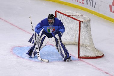 Kyiv, Ukrayna - 12 Aralık 2019: İtalya kalecisi Davide Fadani, Iihf 2020 Dünya Buz Hokeyi Şampiyonası 'nda Polonya' ya karşı Polonya Spor Sarayı 'nda oynanan 1.