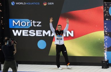 Berlin, Almanya - 24 Mart 2024: Alman dalgıç Moritz WESEMANN, Almanya 'nın Berlin kentinde düzenlenen 2024 Dünya Sucul Dalış Şampiyonası Erkekler 3 metre Springboard Finali öncesinde taraftarları selamlıyor