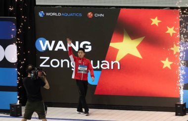 Berlin, Almanya - 24 Mart 2024: Çinli dalgıç Zongyuan wang, Almanya 'nın Berlin kentinde düzenlenen 2024 Dünya Sucul Dalış Şampiyonası Erkekler 3 metre Springboard Finali öncesinde taraftarları selamlıyor