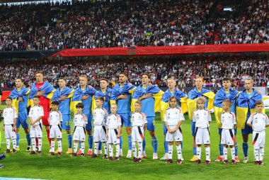 Nuremberg, Almanya - 3 Haziran 2024: Ukrayna Milli Takımı oyuncuları, Almanya 'nın Nuremberg kentindeki Max-Morlock-Stadion' da oynanan Friendly maçı öncesinde Ulusal Marşı dinlediler
