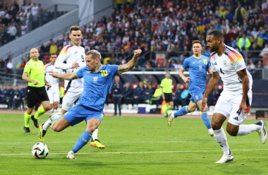 Nuremberg, Almanya - 3 Haziran 2024: Ukraynalı Mykhailo Mudryk Almanya 'nın Nuremberg kentindeki Max-Morlock-Stadion' da oynanan Friendly maçında topa vuruyor