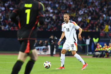 Nuremberg, Almanya - 3 Haziran 2024: Almanya 'dan Waldemar Anton Almanya' nın Nuremberg kentindeki Max-Morlock-Stadion 'da oynanan Friendly maçında topu kontrol ediyor