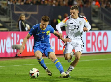 Nuremberg, Almanya - 3 Haziran 2024: Ukraynalı Viktor Tsygankov, Almanya 'nın Nuremberg kentinde oynanan Max-Morlock-Stadion maçında Alman Florian Wirtz ile top için mücadele etti.