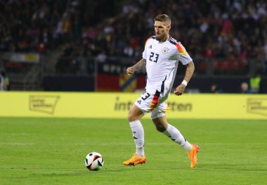 Nuremberg, Almanya - 3 Haziran 2024: Almanya 'dan Robert Andrich Almanya' nın Nuremberg kentindeki Max-Morlock-Stadion 'da oynanan Friendly maçında topu kontrol ediyor