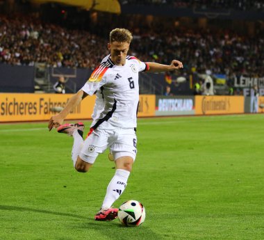 Nuremberg, Almanya - 3 Haziran 2024: Alman Joshua Kimmich Almanya 'nın Nuremberg kentindeki Max-Morlock-Stadion' da oynanan Friendly maçında topa vuruyor.