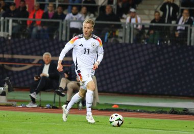 Nuremberg, Almanya - 3 Haziran 2024: Almanya 'dan Chris Fuhrich Almanya' nın Nuremberg kentindeki Max-Morlock-Stadion 'da oynanan Friendly maçında topu kontrol ediyor