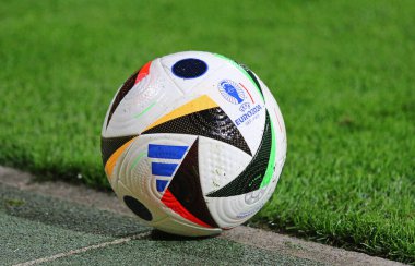 Nuremberg, Almanya - 3 Haziran 2024: Adidas FUSSBALLLIEBE, UEFA EURO 2024 turnuvasının resmi maç topu.