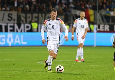 Nuremberg, Almanya - 3 Haziran 2024: Almanya 'dan Pascal Gross Almanya' nın Nuremberg kentindeki Max-Morlock-Stadion 'da oynanan Friendly maçında topu kontrol ediyor