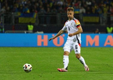 Nuremberg, Almanya - 3 Haziran 2024: Alman Joshua Kimmich Almanya 'nın Nuremberg kentindeki Max-Morlock-Stadion' da oynanan Friendly maçında topa vuruyor.