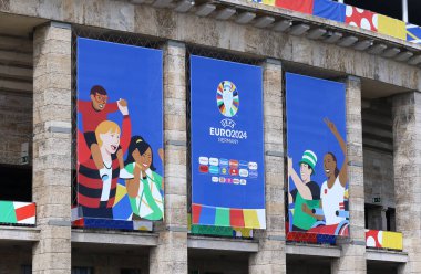 Berlin, Almanya - 7 Haziran 2024: UEFA EURO 2024 kurulumunda dekore edilen Olympiastadion Berlin 'in dış görünümü, UEFA 2024 Turnuvası' ndan bir hafta önce Açık Medya Günü sırasında görüldü.