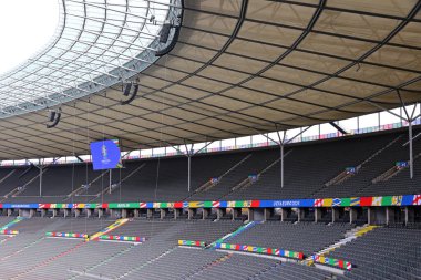 Berlin, Almanya - 7 Haziran 2024: UEFA EURO 2024 turnuvasından bir hafta önce düzenlenen Açık Medya Günü 'nde görülen Berlin Olimpiyat Stadyumu tribünlerinin boş koltukları