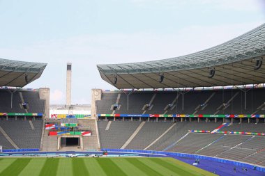 Berlin, Almanya - 7 Haziran 2024: UEFA EURO 2024 Turnuvasından bir hafta önce Açık Medya Günü 'nde görülen Berlin Olimpiyat Stadyumu Panoraması UEFA 2024 kurulumu