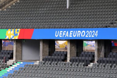Berlin, Almanya - 7 Haziran 2024: UEFA EURO 2024 'te düzenlenen Olimpiyat Stadyumu Berlin Tribünleri, UEFA 2024 Turnuvası' ndan bir hafta önce Açık Medya Günü 'nde görüldü.
