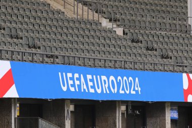 Berlin, Almanya - 7 Haziran 2024: UEFA EURO 2024 Logo Sinyali, UEFA 2024 Turnuvasından bir hafta önce Berlin Olimpiyat Stadyumu tribünlerinde görüldü.